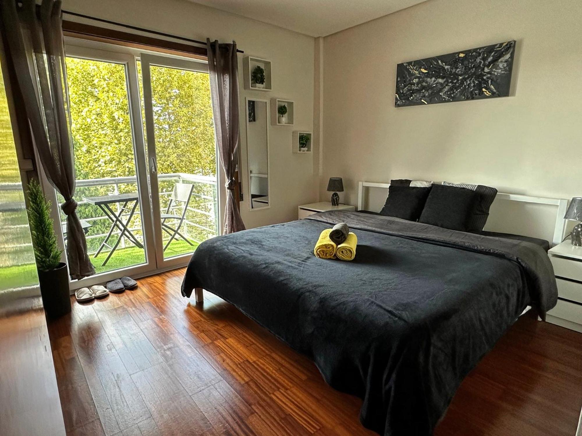 Modern Private Suite With Balcony & Bathroom - King And Queen Beds Вила Нова ди Гая Екстериор снимка